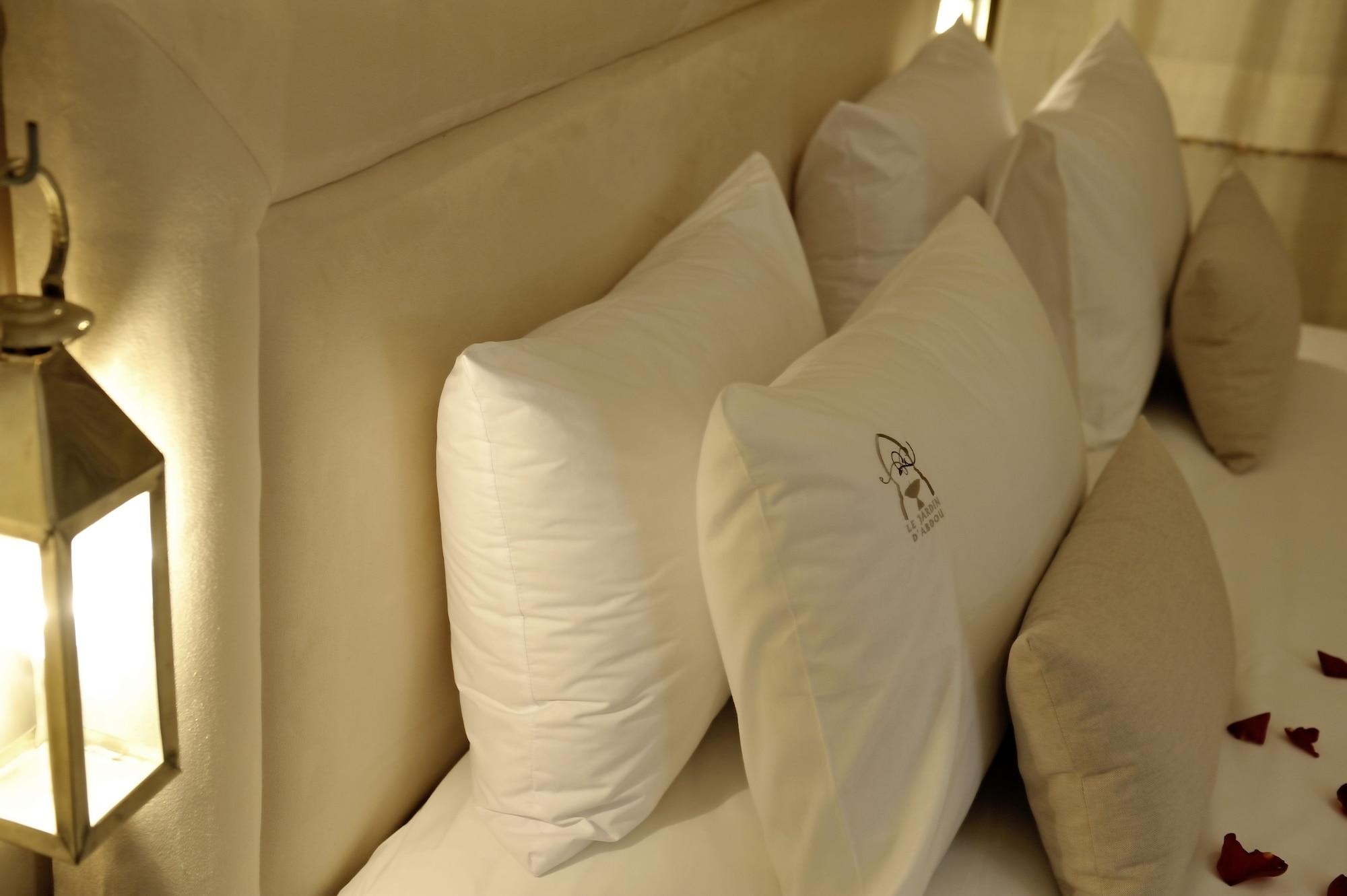 Riad Le Jardin D'Abdou Марракеш Екстер'єр фото Pillows on a bed