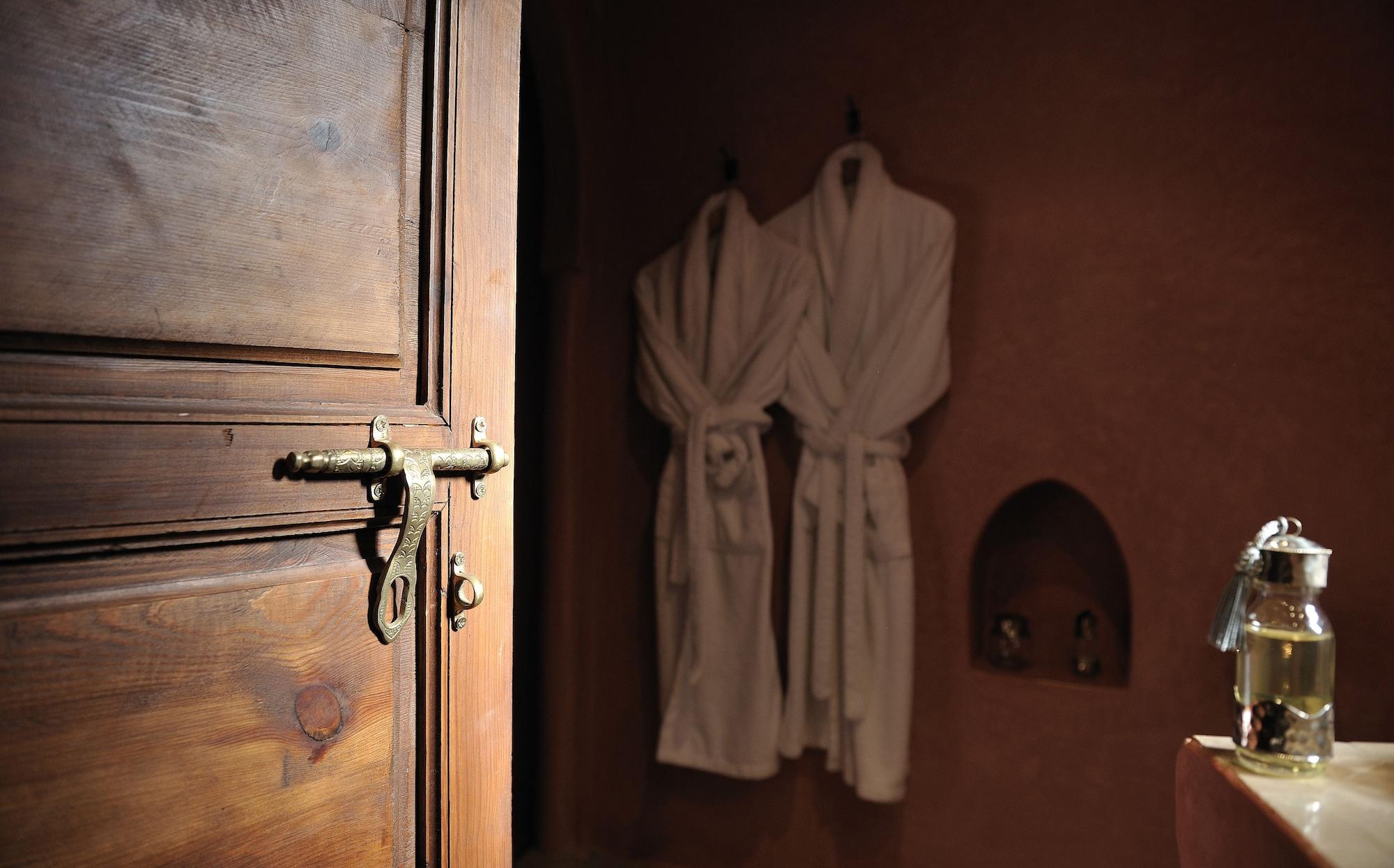Riad Le Jardin D'Abdou Марракеш Екстер'єр фото A bathrobe hanging on a door