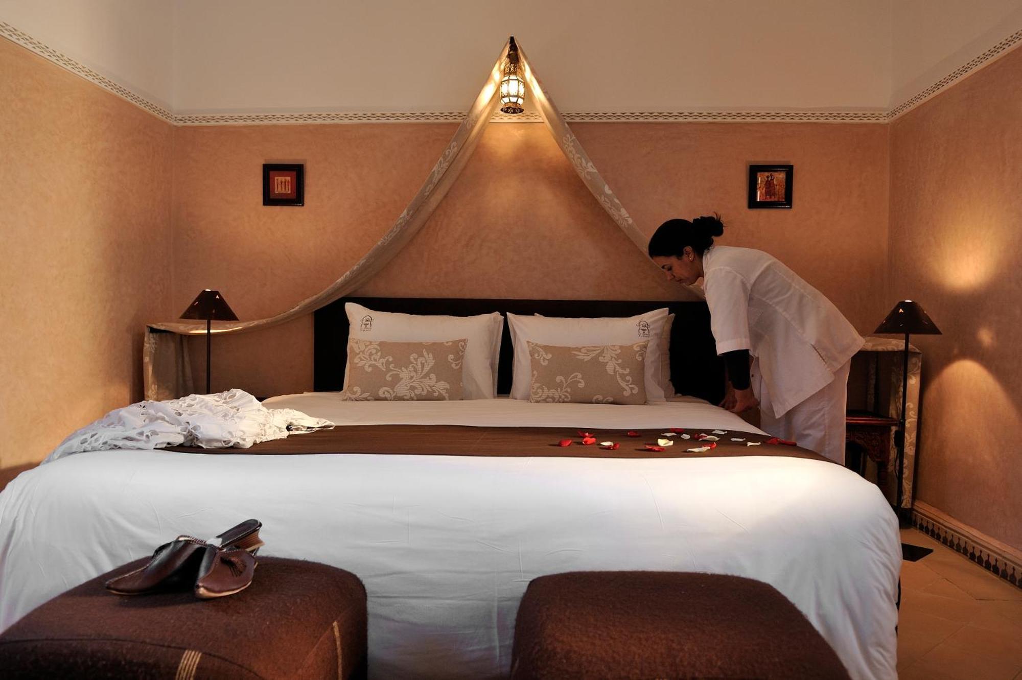 Riad Le Jardin D'Abdou Марракеш Екстер'єр фото A chambermaid making a bed