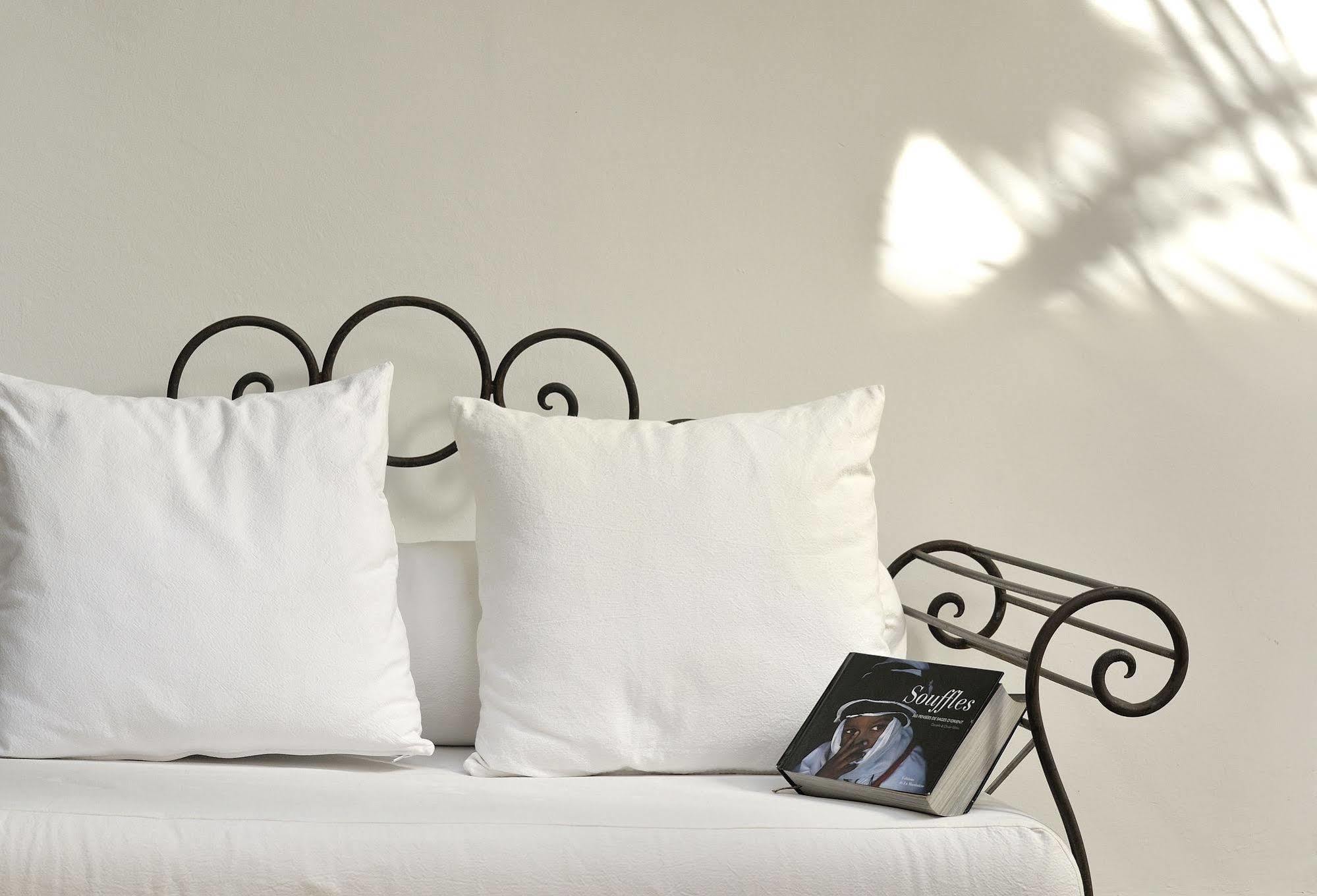 Riad Le Jardin D'Abdou Марракеш Екстер'єр фото A bed with pillows
