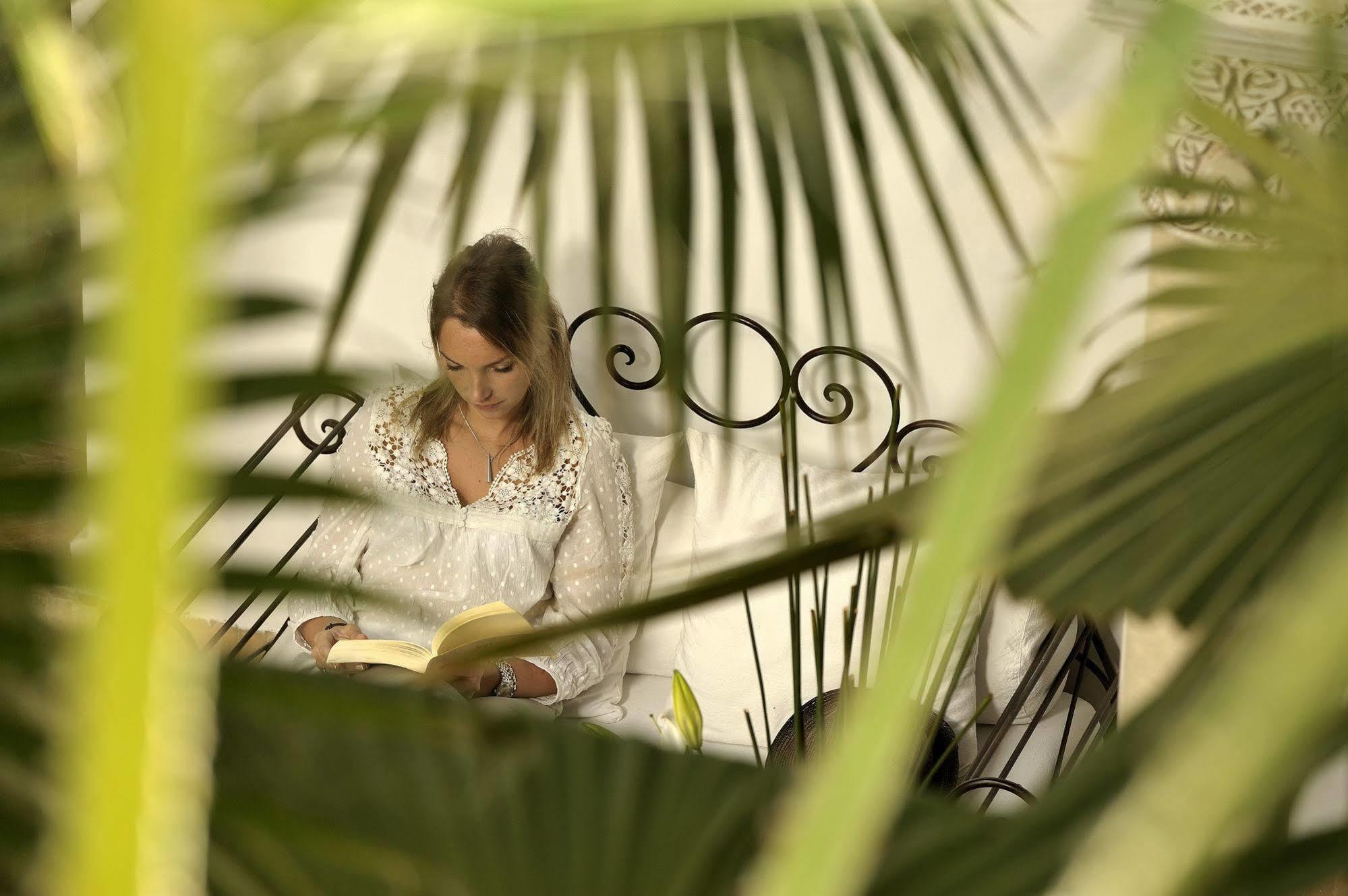 Riad Le Jardin D'Abdou Марракеш Екстер'єр фото A woman reading a book in the garden